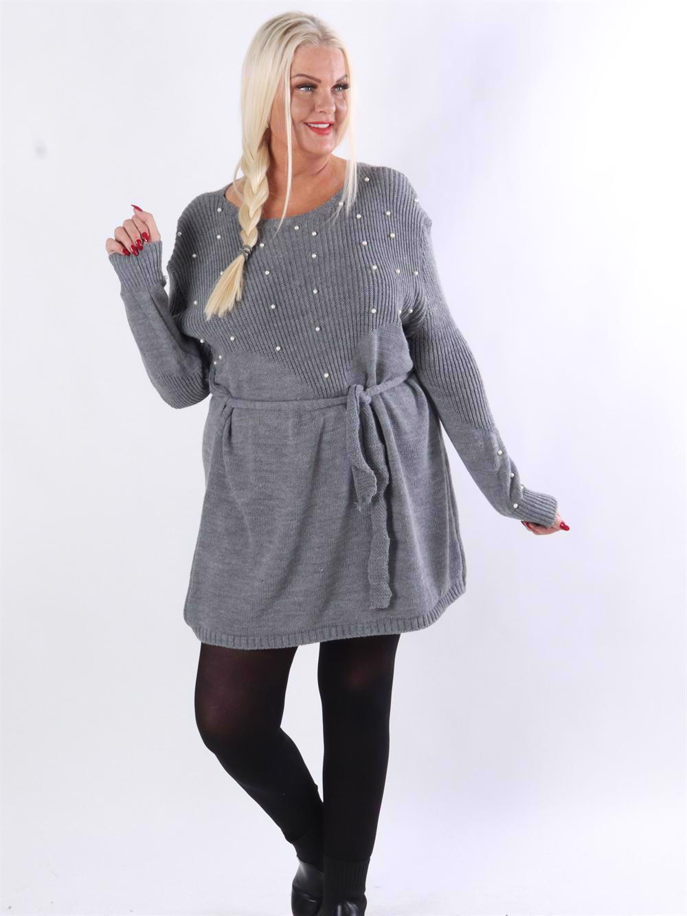 Iman - Stickad klänning med pärlor och band